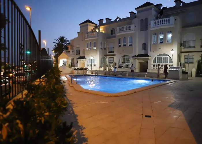 Апартаменты Los Locos Beach Apartment Торевьиа